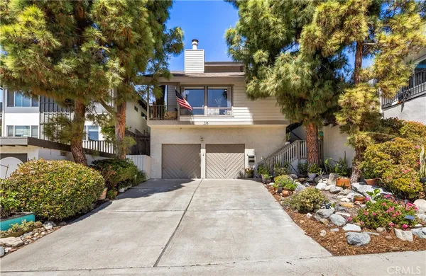 $1,899,999 | 216 West Escalones, San Clemente, CA 92672