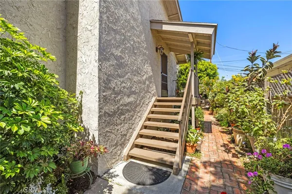 $1,899,999 | 216 West Escalones, San Clemente, CA 92672