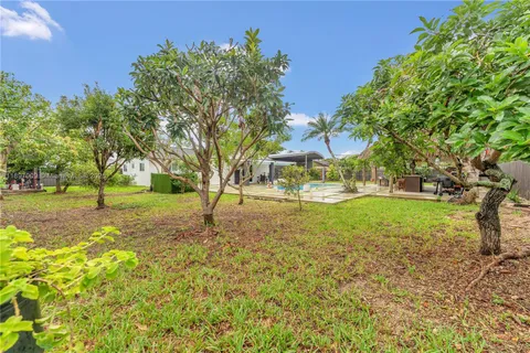 a view of yard with green space