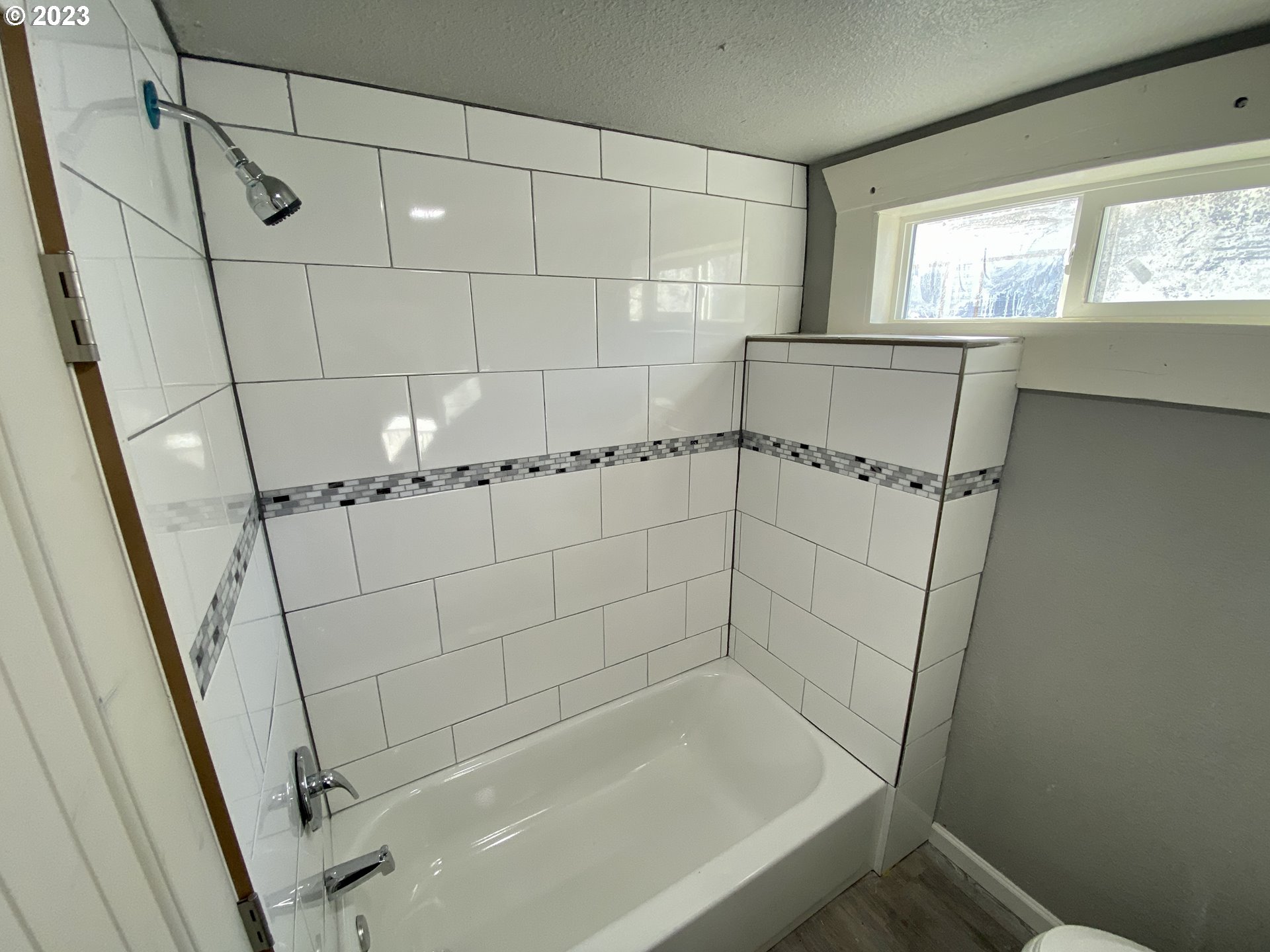 417 East Court Street Goldendale, WA 98620 - Photo 13 of 19 a bathroom with a bathtub