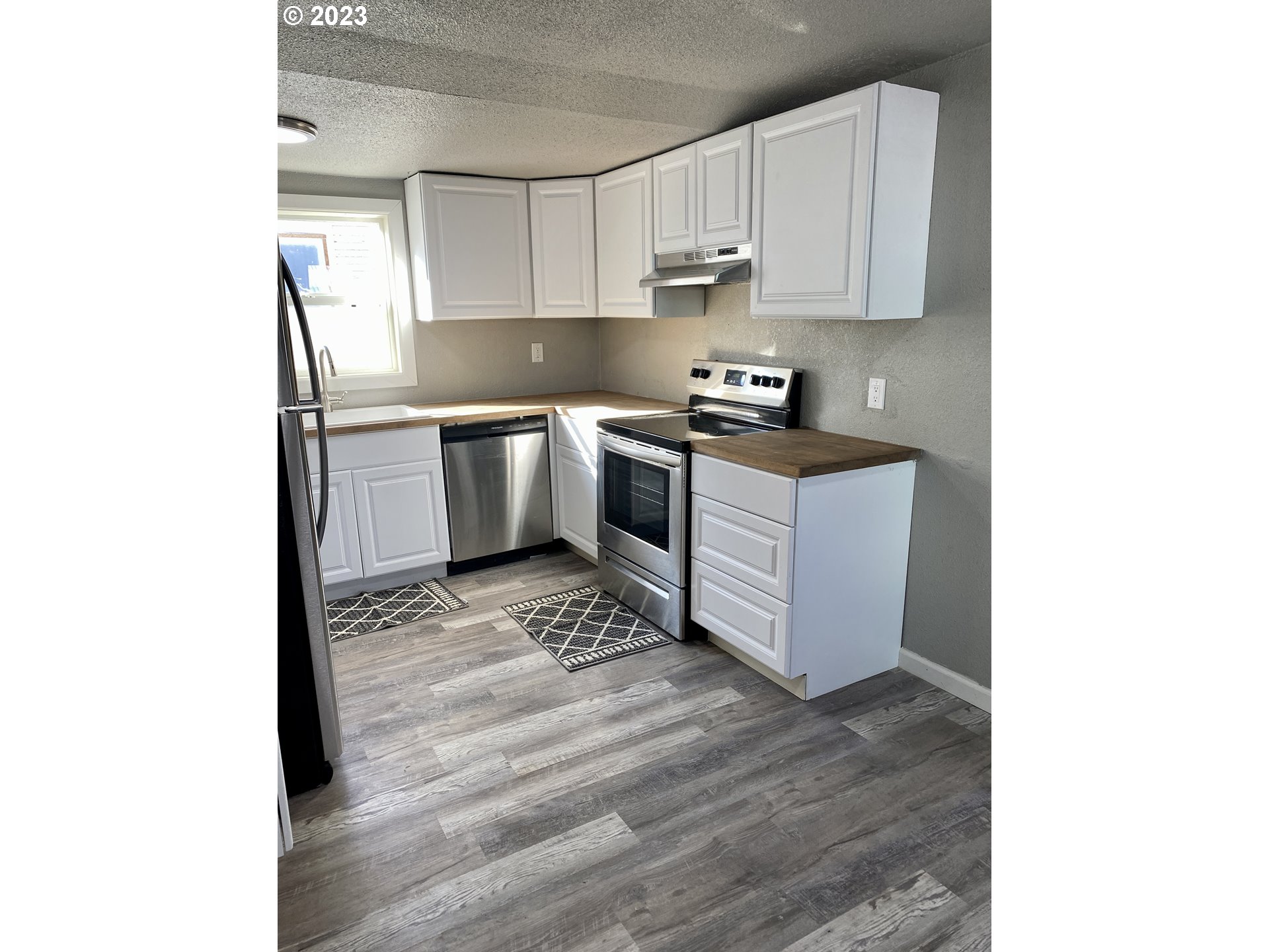417 East Court Street Goldendale, WA 98620 - Photo 7 of 19 a kitchen with granite countertop a stove top oven and cabinets
