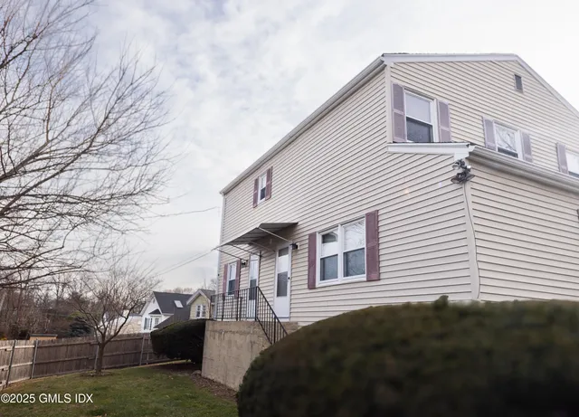 $3,950 | 51 View Street West, Unit 2, Greenwich, CT 06830