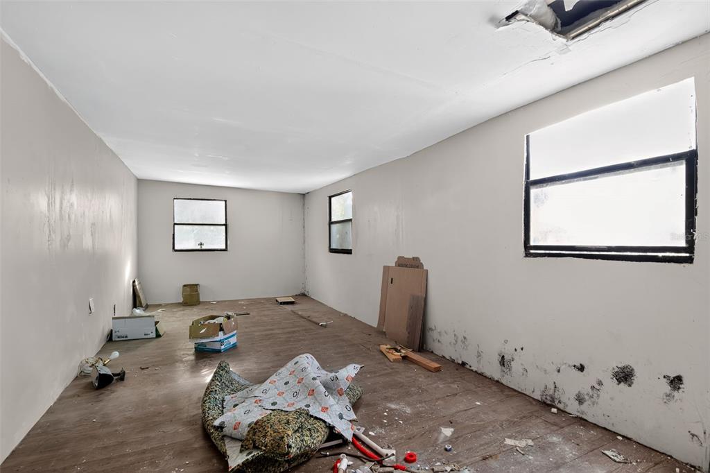 3140 Northeast 162 Place Citra, FL 32113 - Photo 16 of 30 a living room with furniture