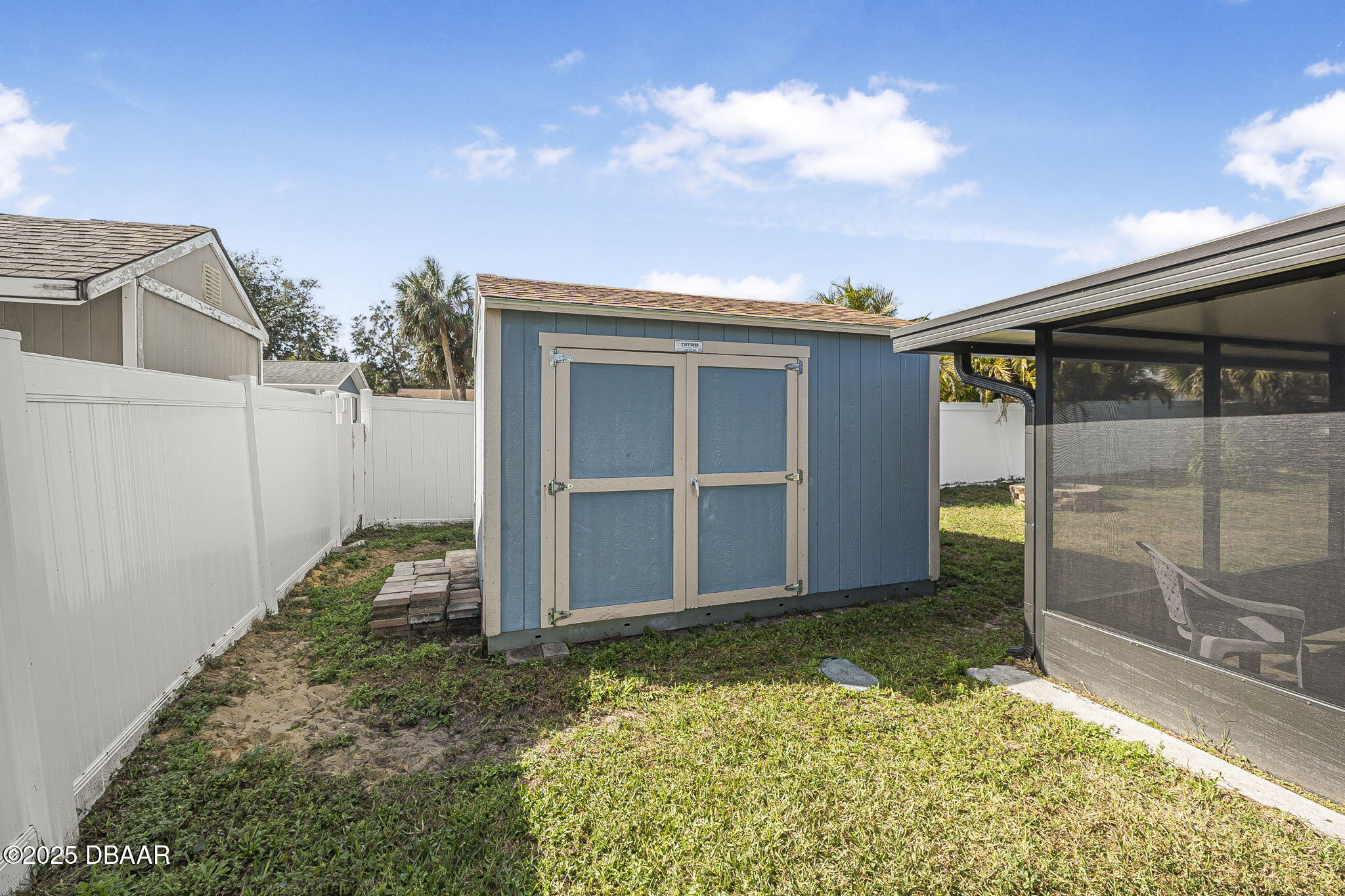 737 5th Street Port Orange, FL 32129 - Photo 38 of 40 a view of backyard with tub and balcony