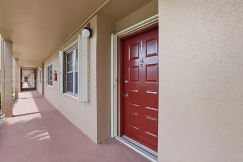 $279,000 | 300 Southwest 130th Terrace, Unit 110B, Pembroke Pines, FL 33027