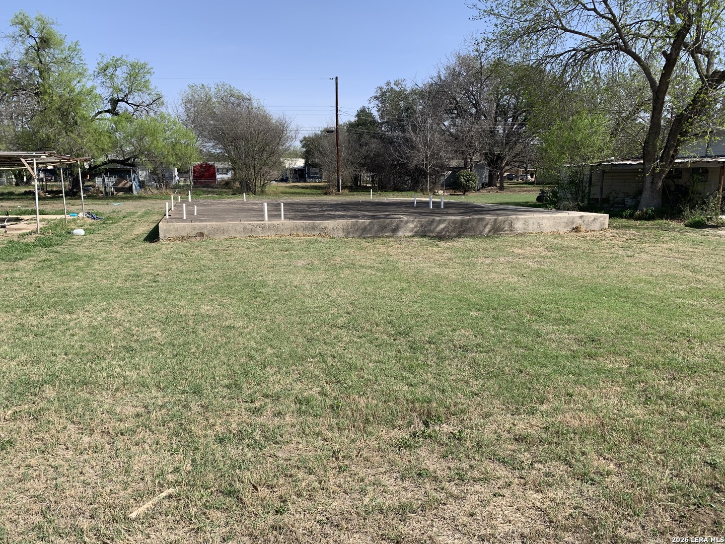 414 Crouch Avenue Devine, TX 78016 - Photo 3 of 4