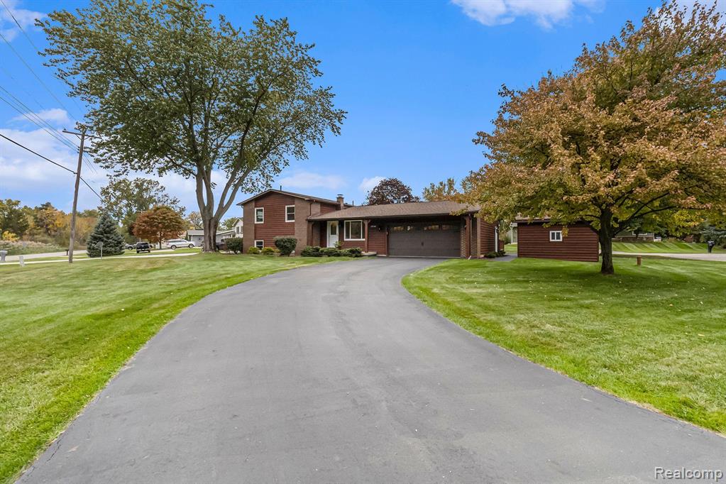 2438 Grove Park Road Fenton, MI 48430 - Photo 4 of 46
