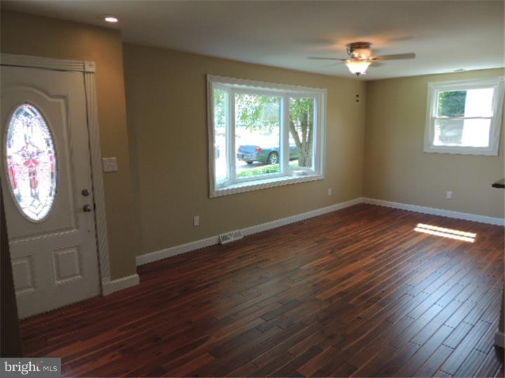 39 Louise Road New Castle, DE 19720 - Photo 4 of 11 Living Room