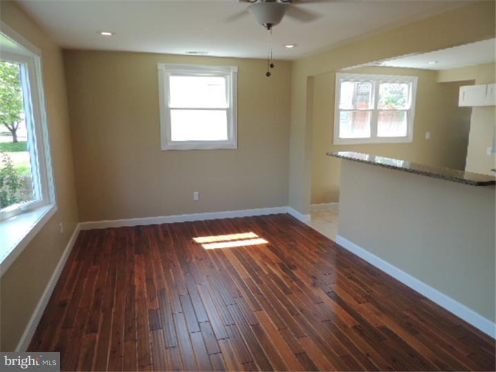 39 Louise Road New Castle, DE 19720 - Photo 5 of 11 Living Room