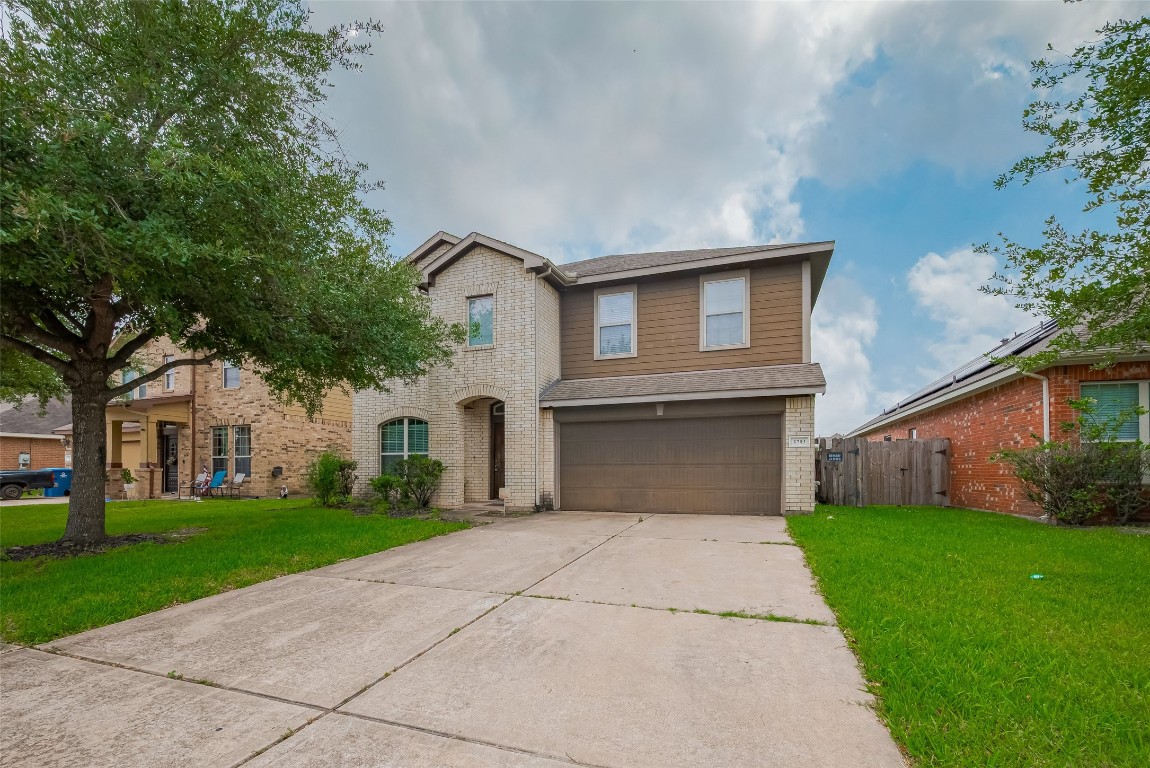 1703 Macclesby Lane Houston, TX 77049 - Photo 4 of 41 a front view of house with yard and green space