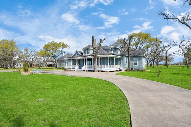 a view of house with a yard