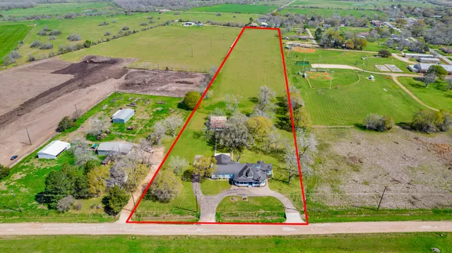 a view of an outdoor space