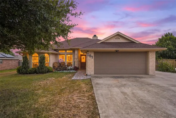 $309,900 | 601 Sapphire Boulevard, Hewitt, TX 76643