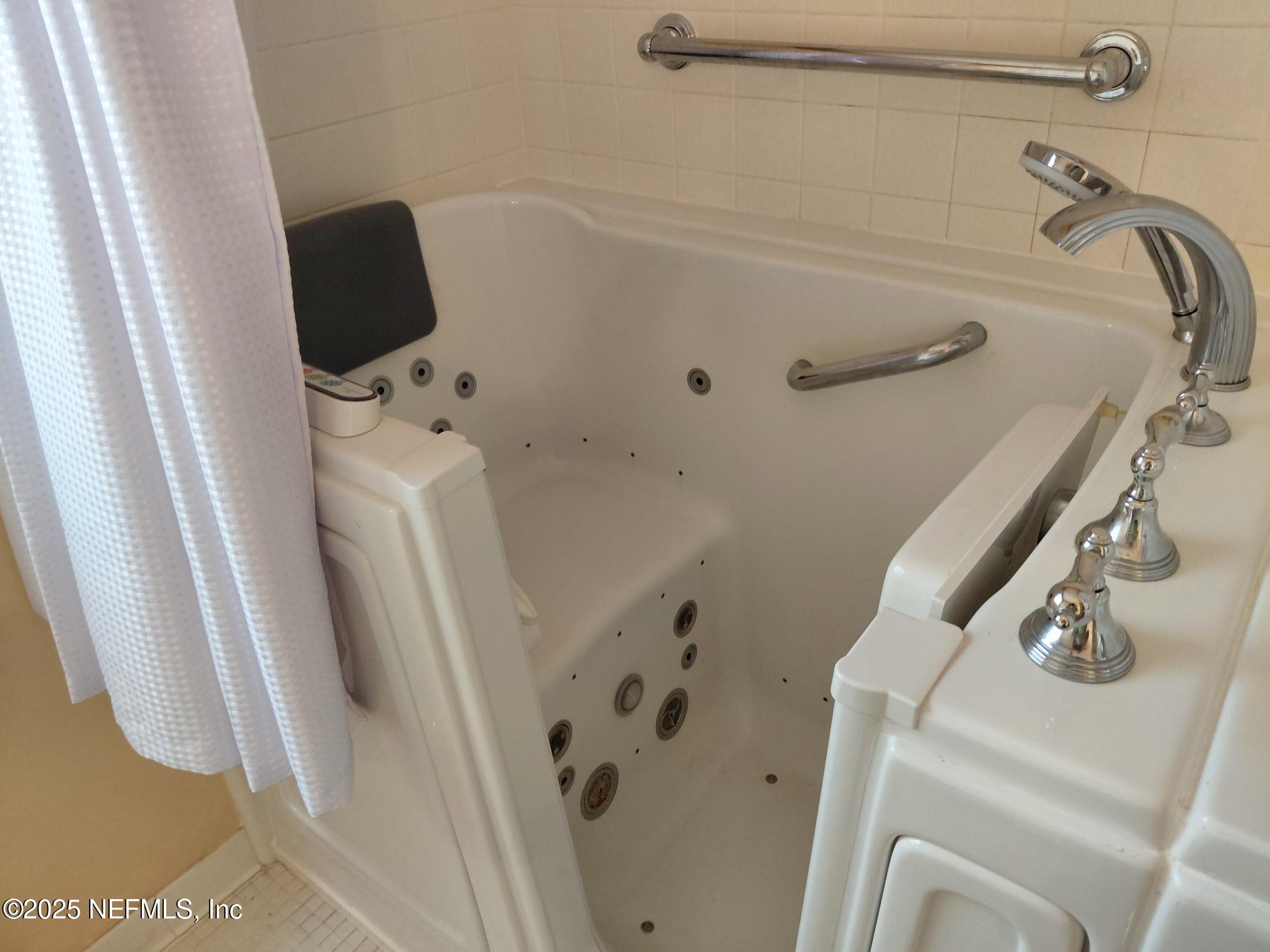 113 Lake Como Point Road Pomona Park, FL 32181 - Photo 31 of 36 a bathroom with a sink and a tub