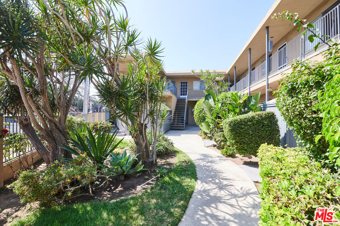 3355 South Canfield Avenue, Unit 11 Los Angeles, CA 90034 - Photo 20 of 23 a view of a garden with a building