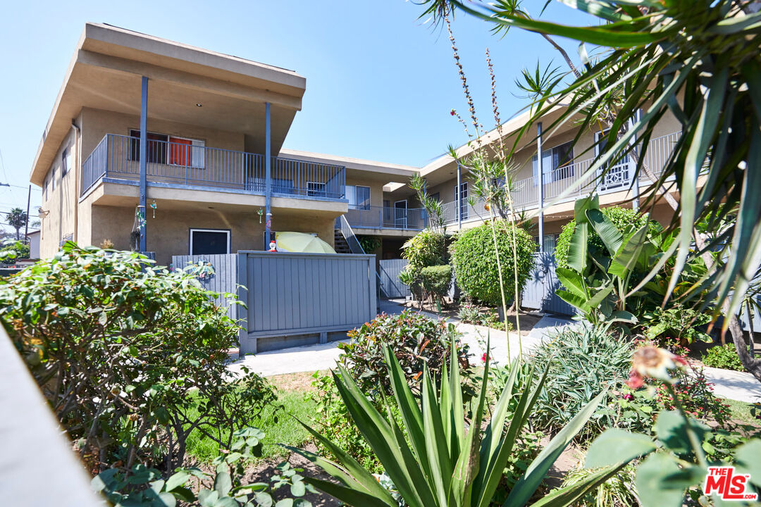 3355 South Canfield Avenue, Unit 11 Los Angeles, CA 90034 - Photo 21 of 23 a view of a potted plants on a balcony
