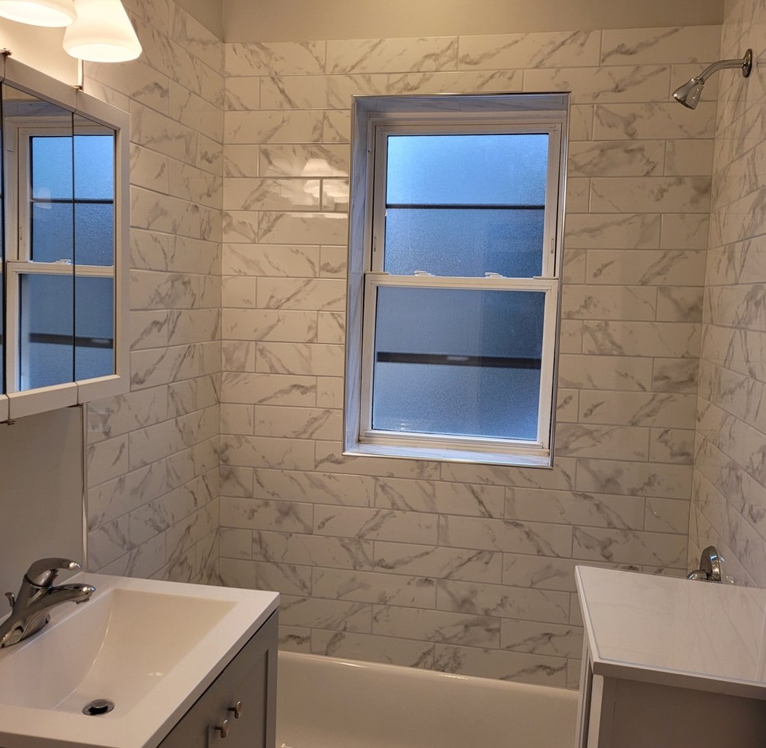 56 Forest Avenue, Unit 1N Riverside, IL 60546 - Photo 15 of 21 a bathroom with a sink and a bathtub
