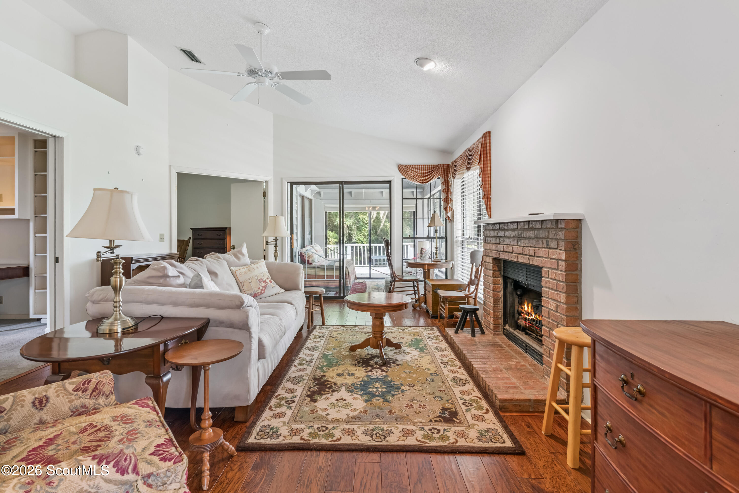 22 Bay Tree Court West St. Simons Island, GA 31522 - Photo 5 of 29 Living Room