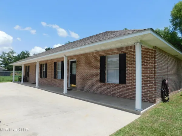 $1,100 | 525 St John Street, Bay St. Louis, MS 39520