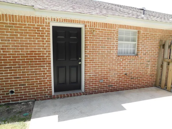 $1,100 | 525 St John Street, Bay St. Louis, MS 39520