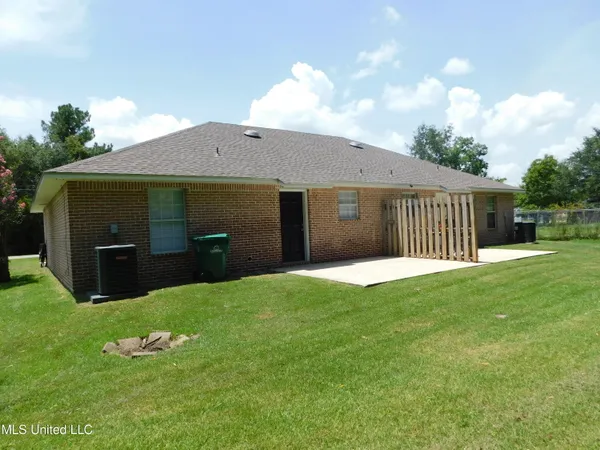 $1,100 | 525 St John Street, Bay St. Louis, MS 39520