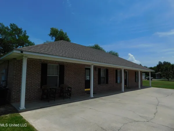 $1,100 | 525 St John Street, Bay St. Louis, MS 39520