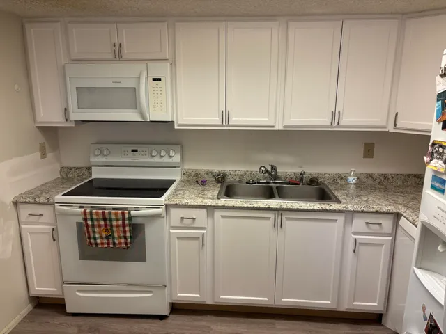 $1,950 | 1552 Southeast Royal Green Circle, Unit 201, Port St. Lucie, FL 34952