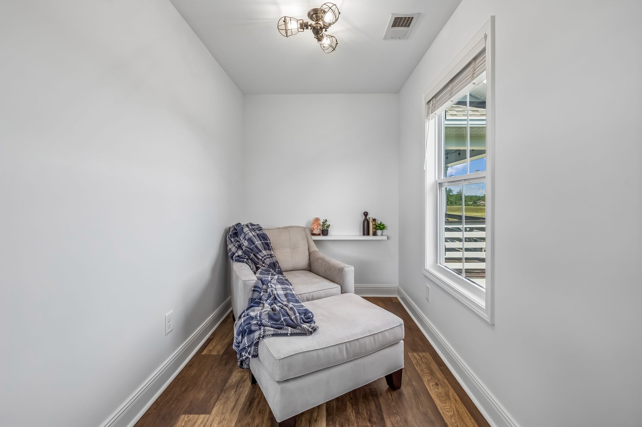 86 Ben Road Westmoreland, TN 37186 - Photo 34 of 64 a living room with furniture and a window