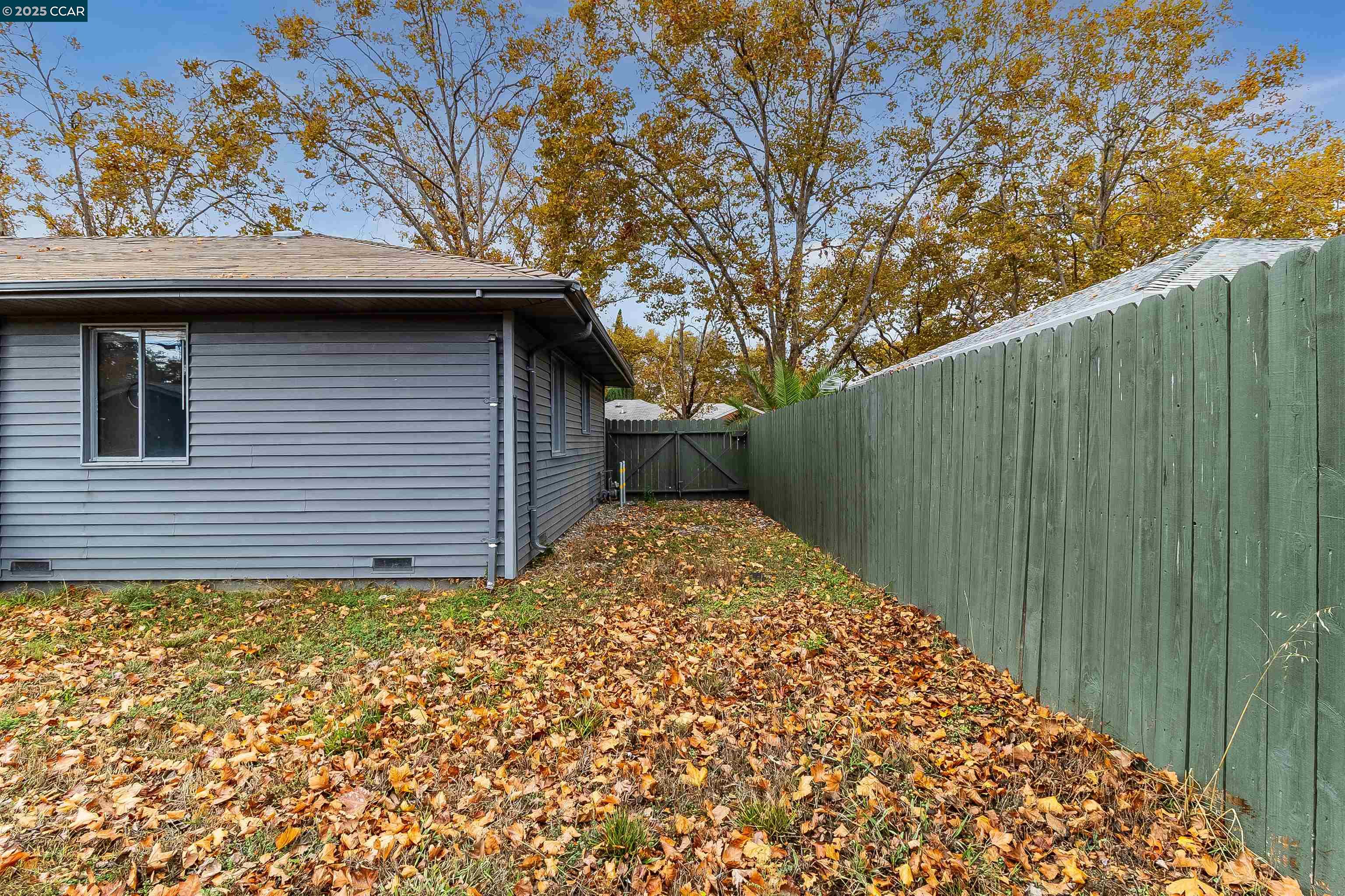 1216 Lincoln Street Fairfield, CA 94533 - Photo 28 of 28 a backyard of a house