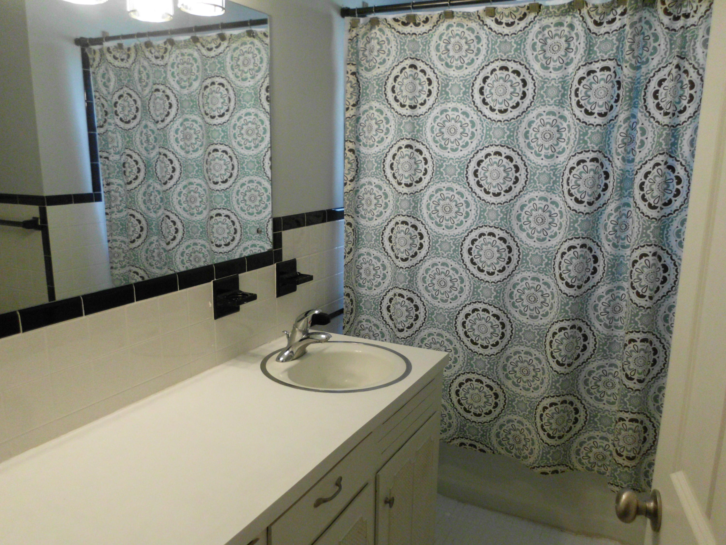 6819 Ferndale Road Knoxville, TN 37918 - Photo 15 of 18 Guest Bath