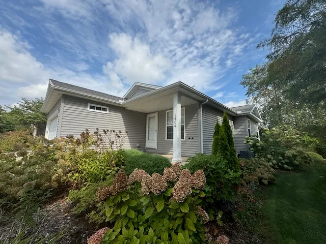 $309,900 | 2404 Treeline Drive, Bloomington, IL 61704