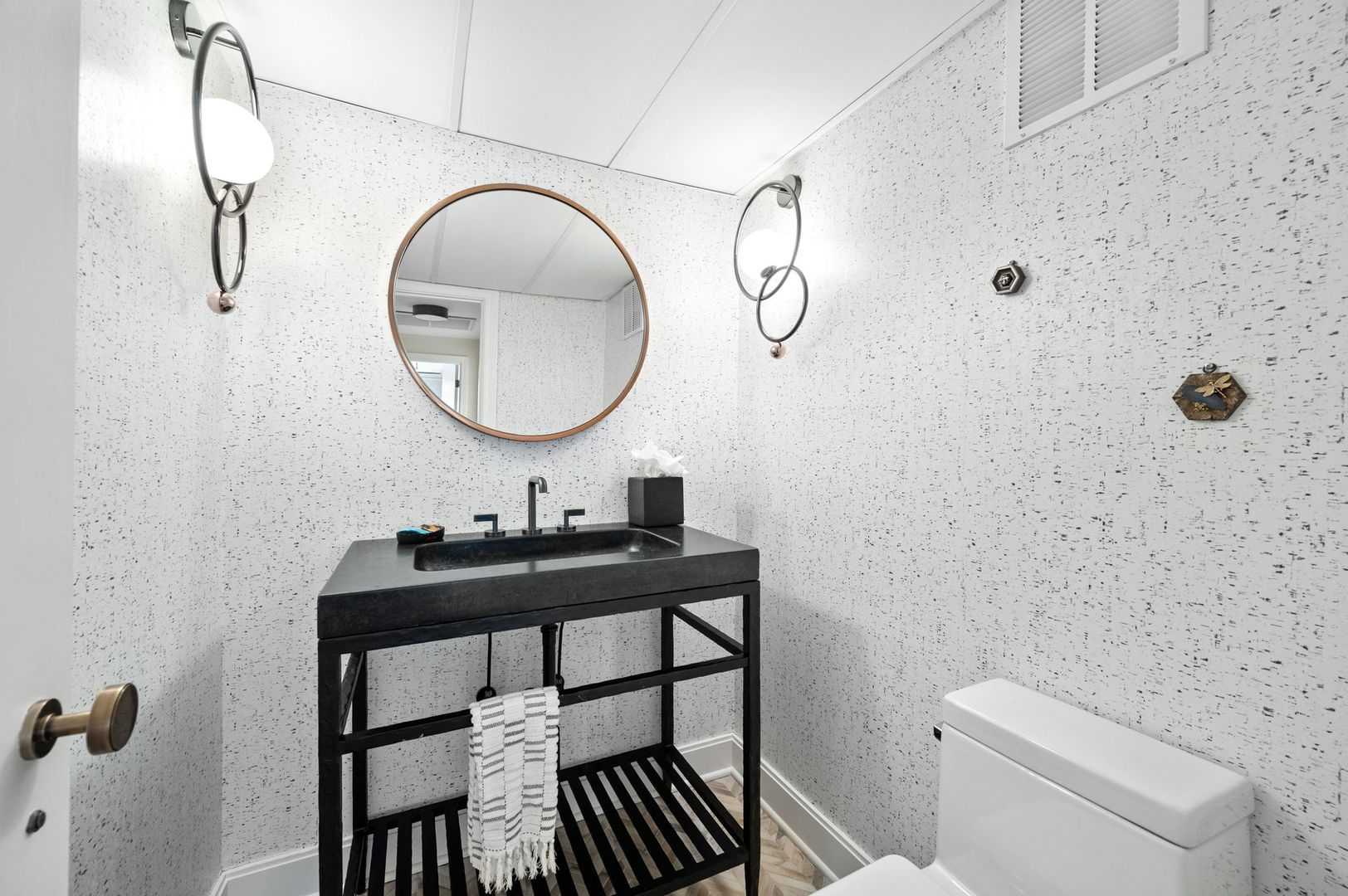 1040 North Lake Shore Drive, Unit 4C Chicago, IL 60611 - Photo 15 of 31 a bathroom with a sink a toilet and a mirror