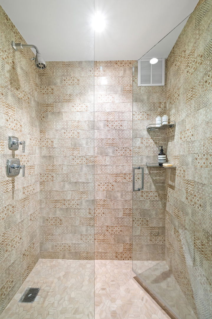 1040 North Lake Shore Drive, Unit 4C Chicago, IL 60611 - Photo 25 of 31 a bathroom with a shower