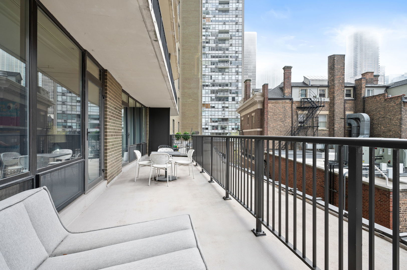 1040 North Lake Shore Drive, Unit 4C Chicago, IL 60611 - Photo 28 of 31 a balcony with city view