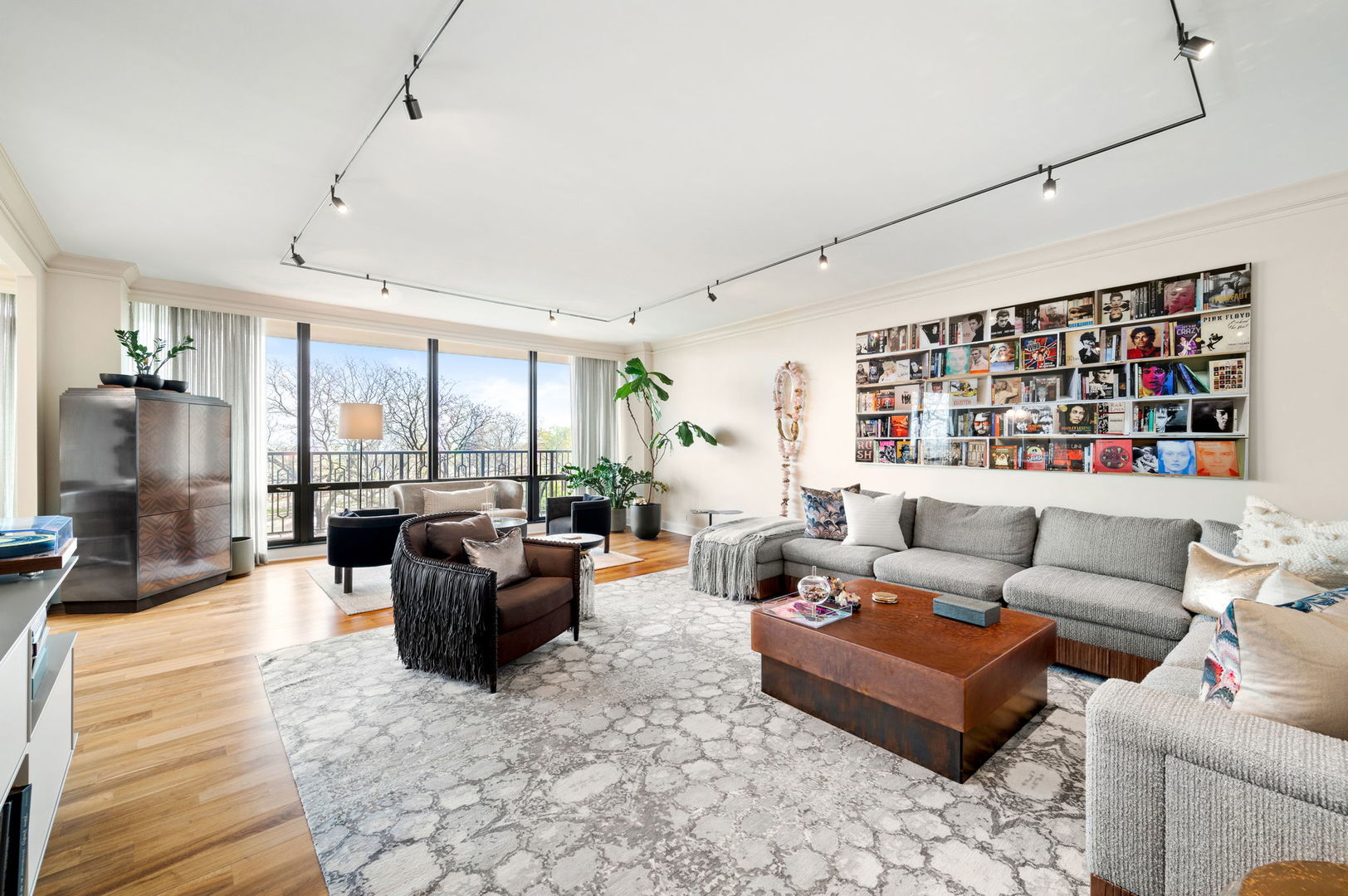 1040 North Lake Shore Drive, Unit 4C Chicago, IL 60611 - Photo 5 of 31 a living room with furniture large window and flat screen tv