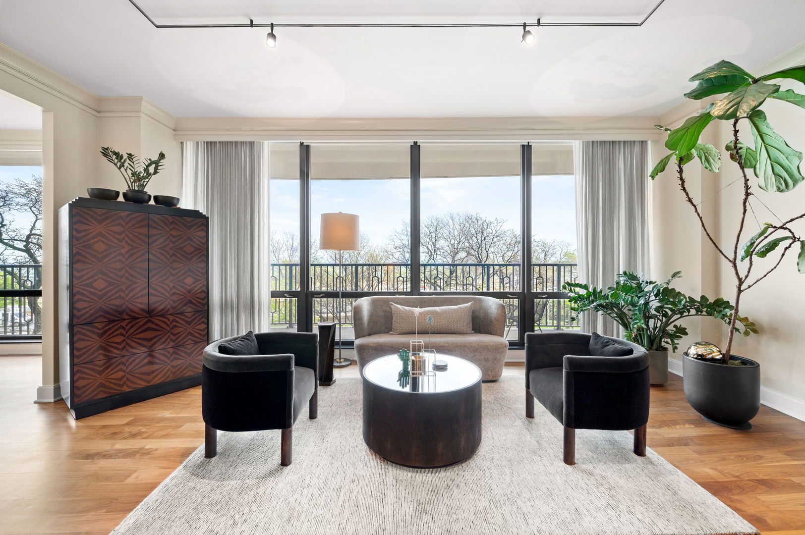 1040 North Lake Shore Drive, Unit 4C Chicago, IL 60611 - Photo 6 of 31 a living room with furniture and a potted plant