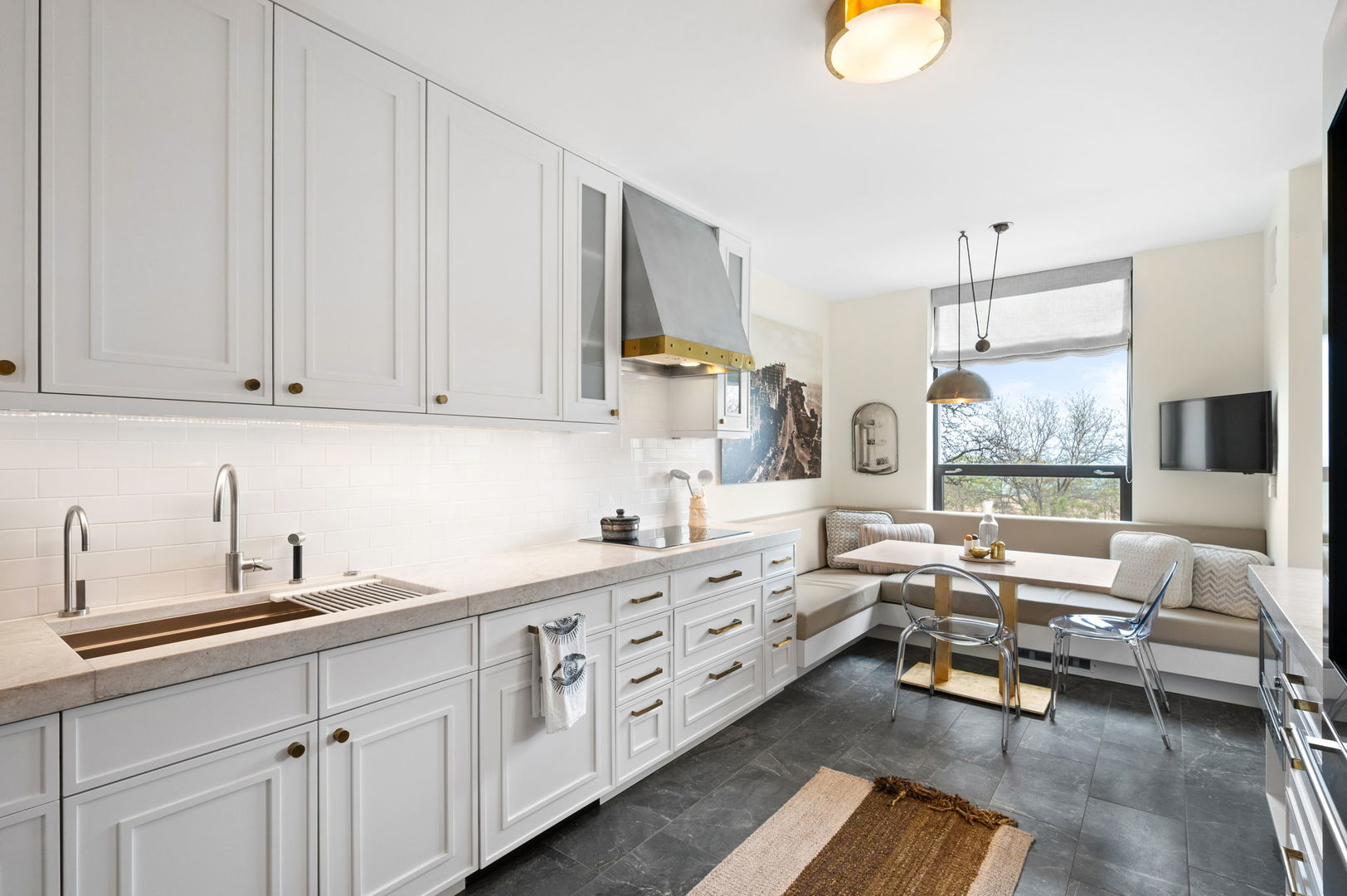 1040 North Lake Shore Drive, Unit 4C Chicago, IL 60611 - Photo 9 of 31 a living room with furniture and a window