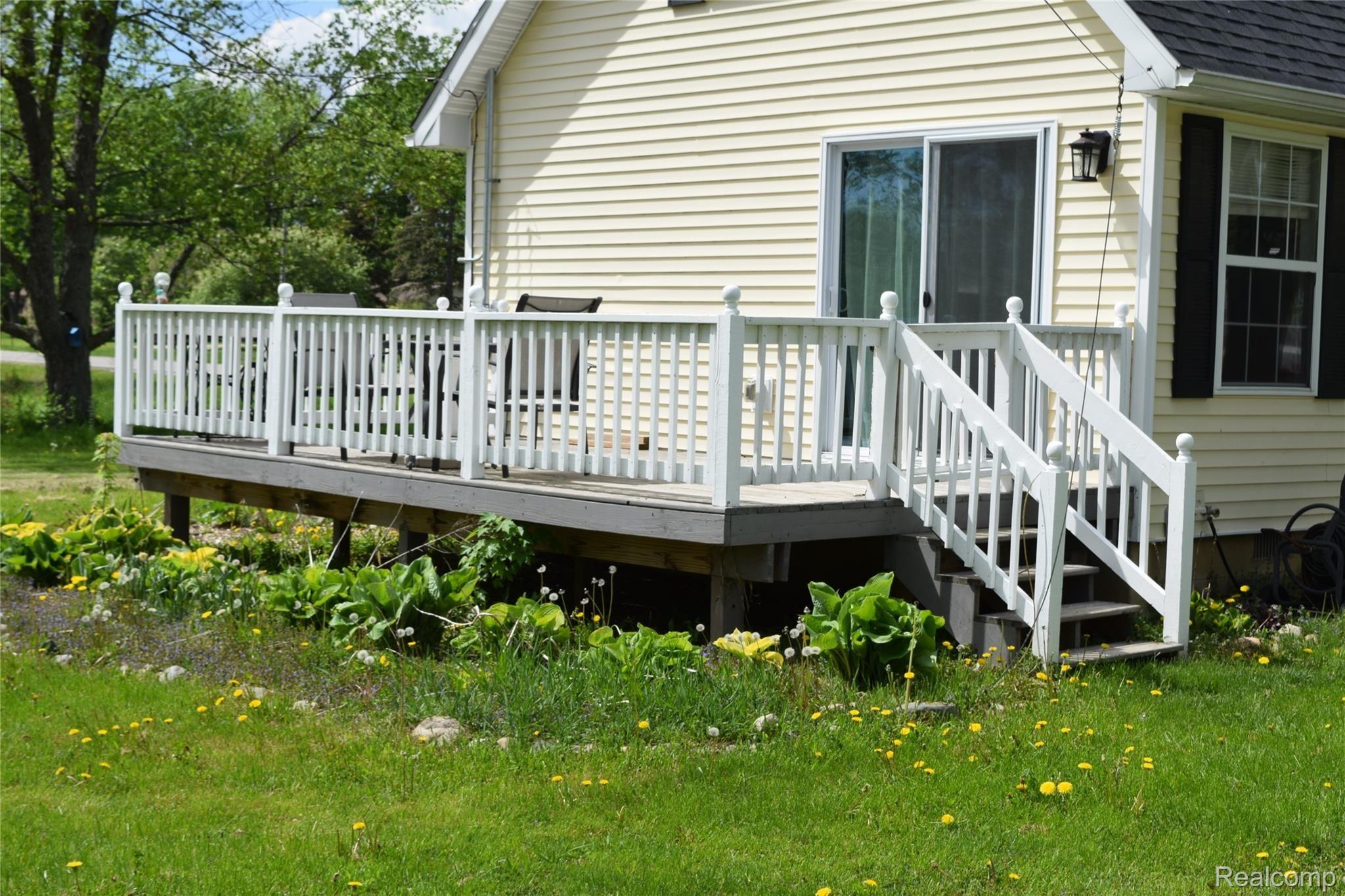 8257 Potter Road Flushing, MI 48433 - Photo 17 of 18 Rear Deck