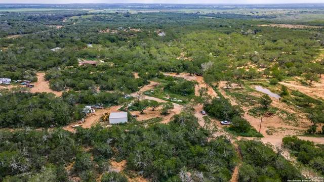$400,000 | 1062 County Road 122, Floresville, TX 78114