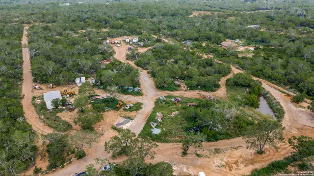 $400,000 | 1062 County Road 122, Floresville, TX 78114