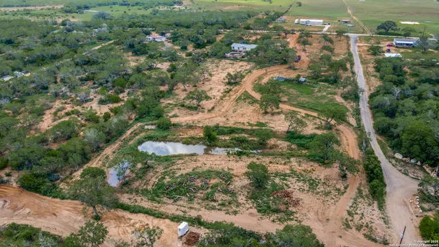 $400,000 | 1062 County Road 122, Floresville, TX 78114