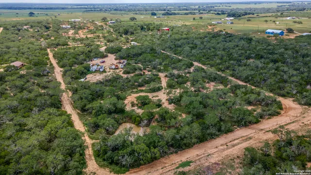 $400,000 | 1062 County Road 122, Floresville, TX 78114