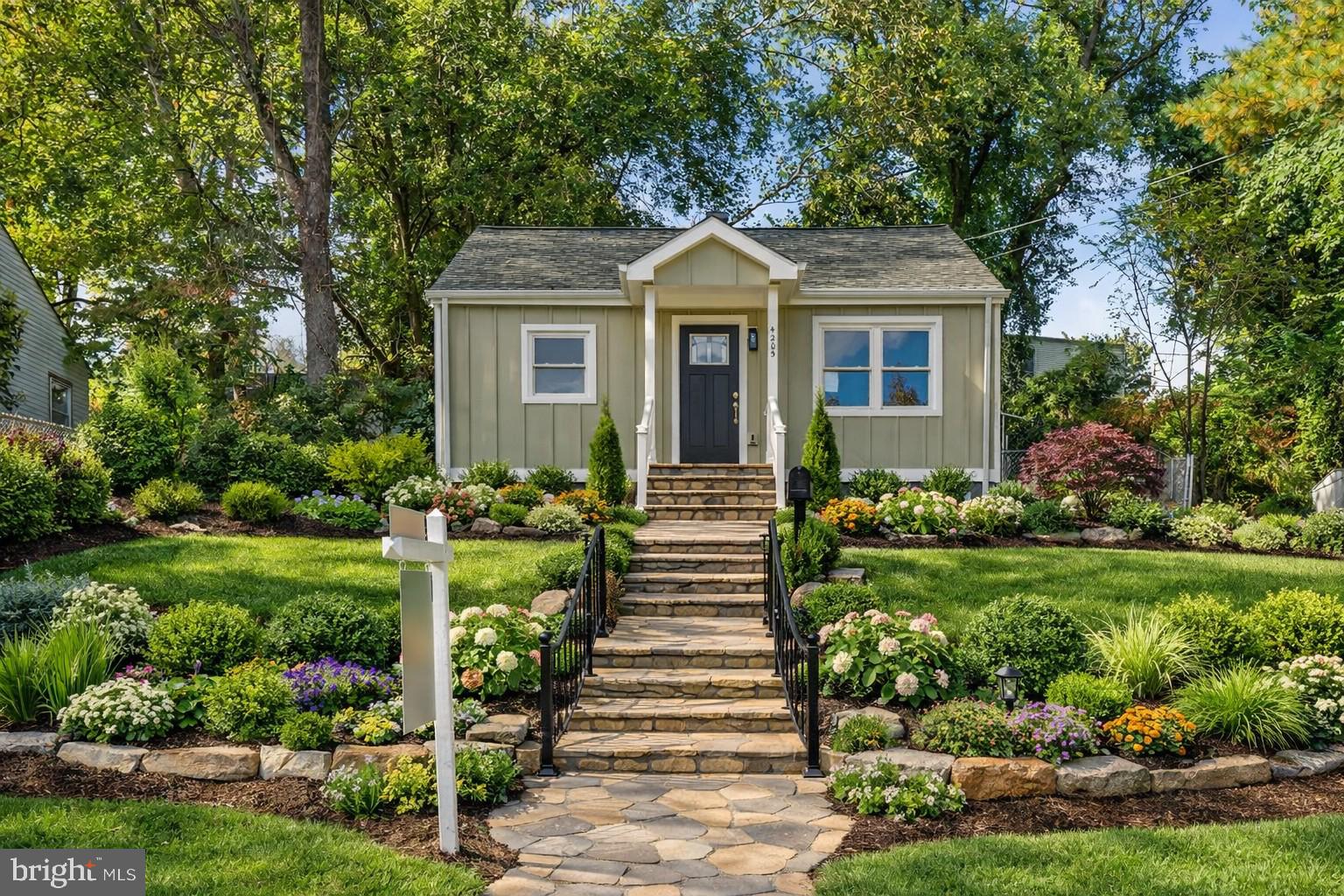 Welcome Home! (virtually landscaped)