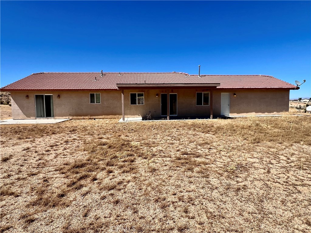 25625 Rancho Street Apple Valley, CA 92308 - Photo 8 of 18 a view of a house with a yard