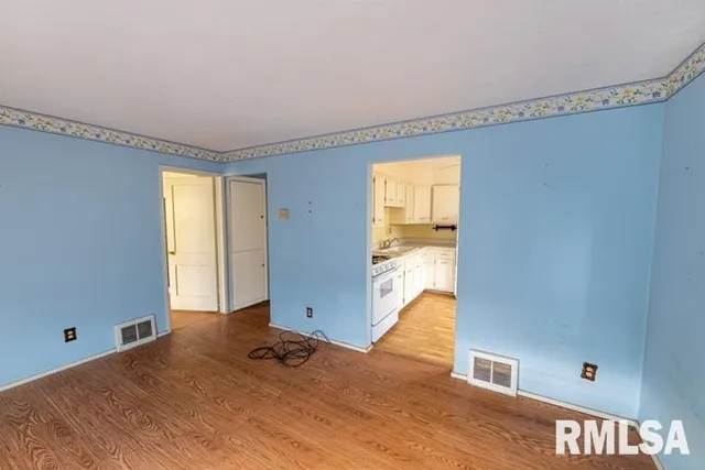 $79,500 | 213 East Lake Avenue, Peoria, IL 61614