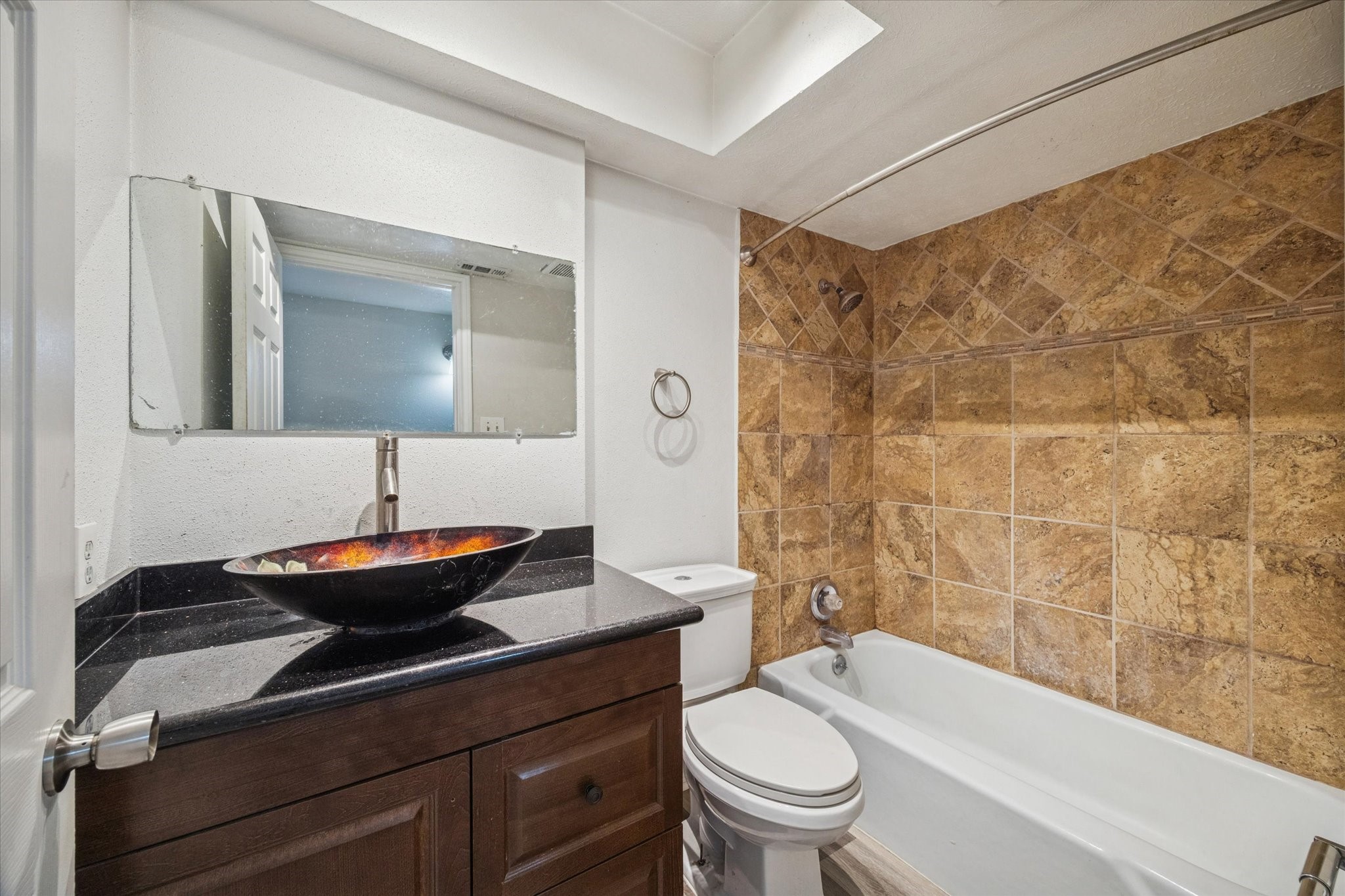 135 Mill Stream Lane Houston, TX 77060 - Photo 15 of 16 Secondary full bathroom off hallway