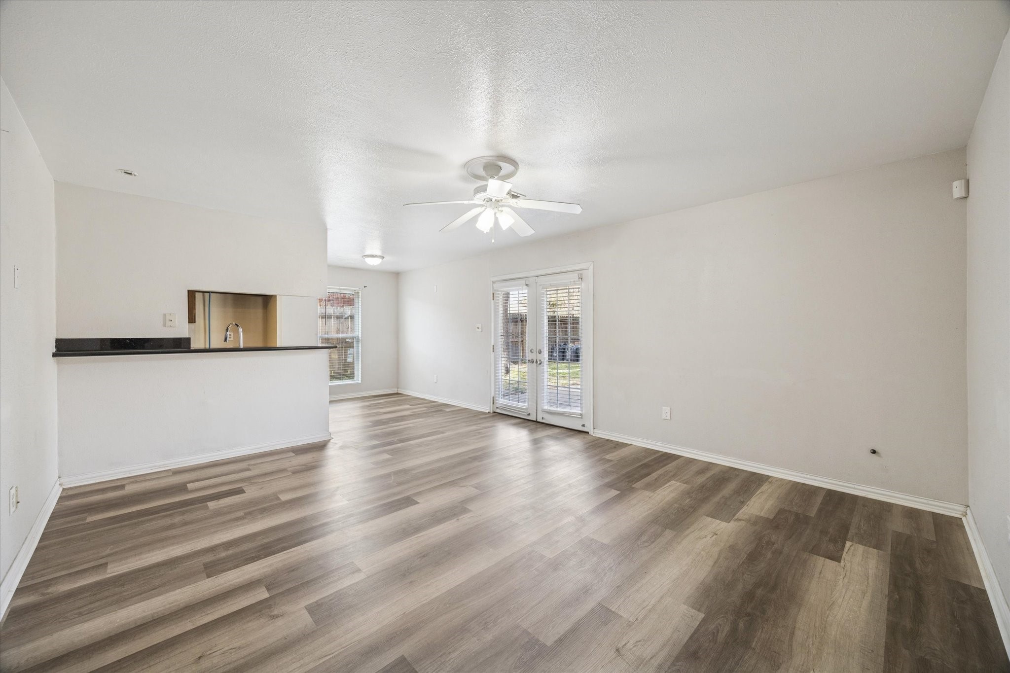 135 Mill Stream Lane Houston, TX 77060 - Photo 5 of 16 Living room/kitchen