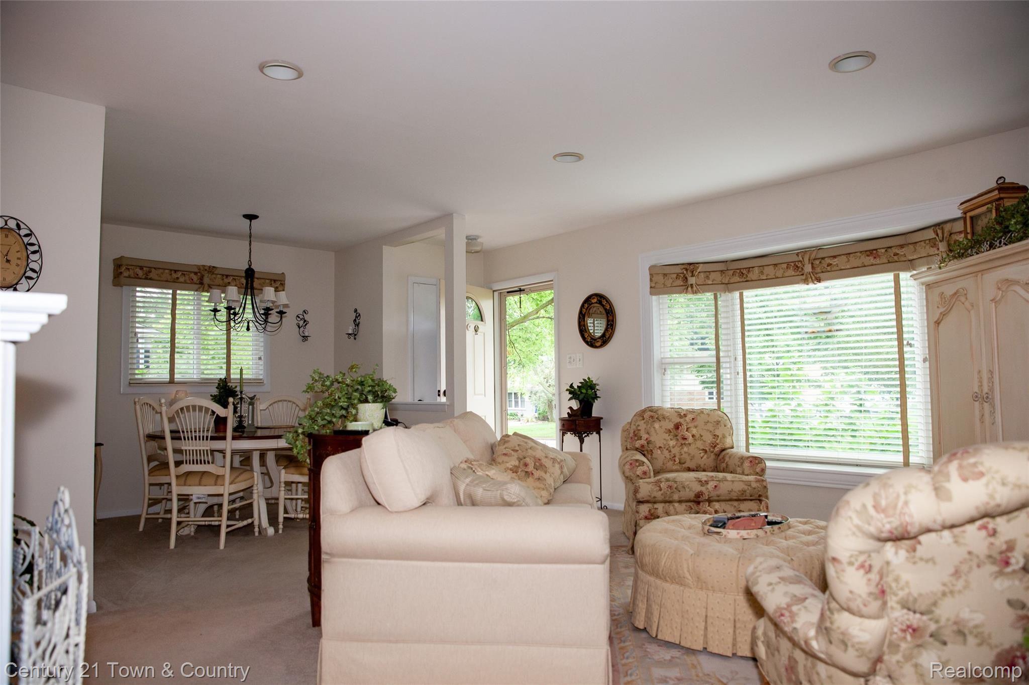 292 Thalia Avenue Rochester, MI 48307 - Photo 18 of 36 292 Thalia-9955.jpg