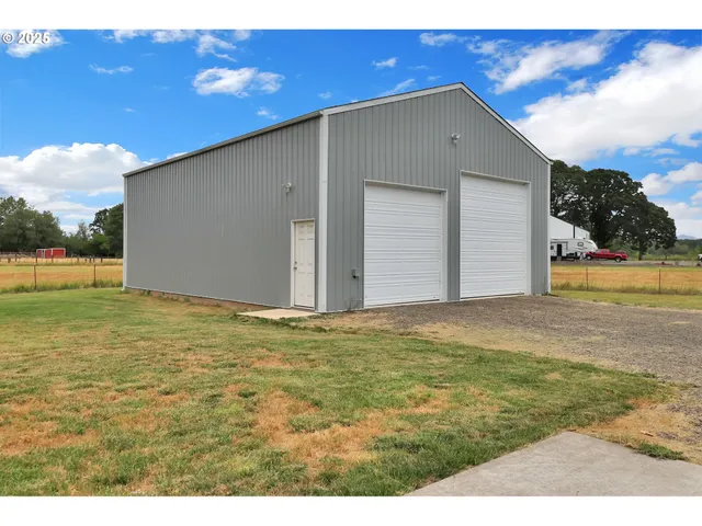 a view of a big room with a big yard