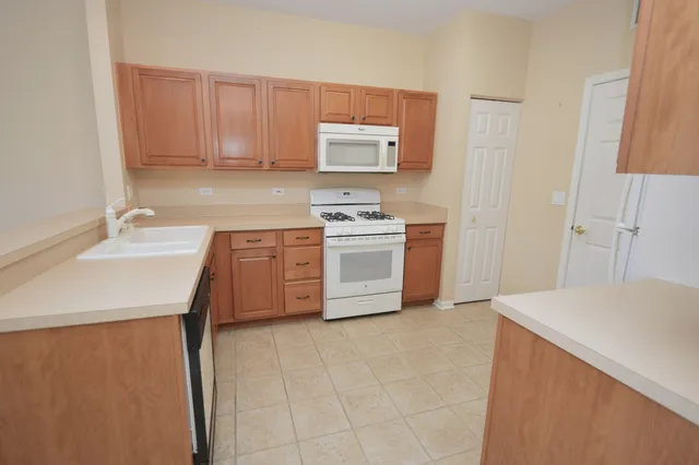 $259,900 | 16242 Tomahawk Lake Court, Crest Hill, IL 60403